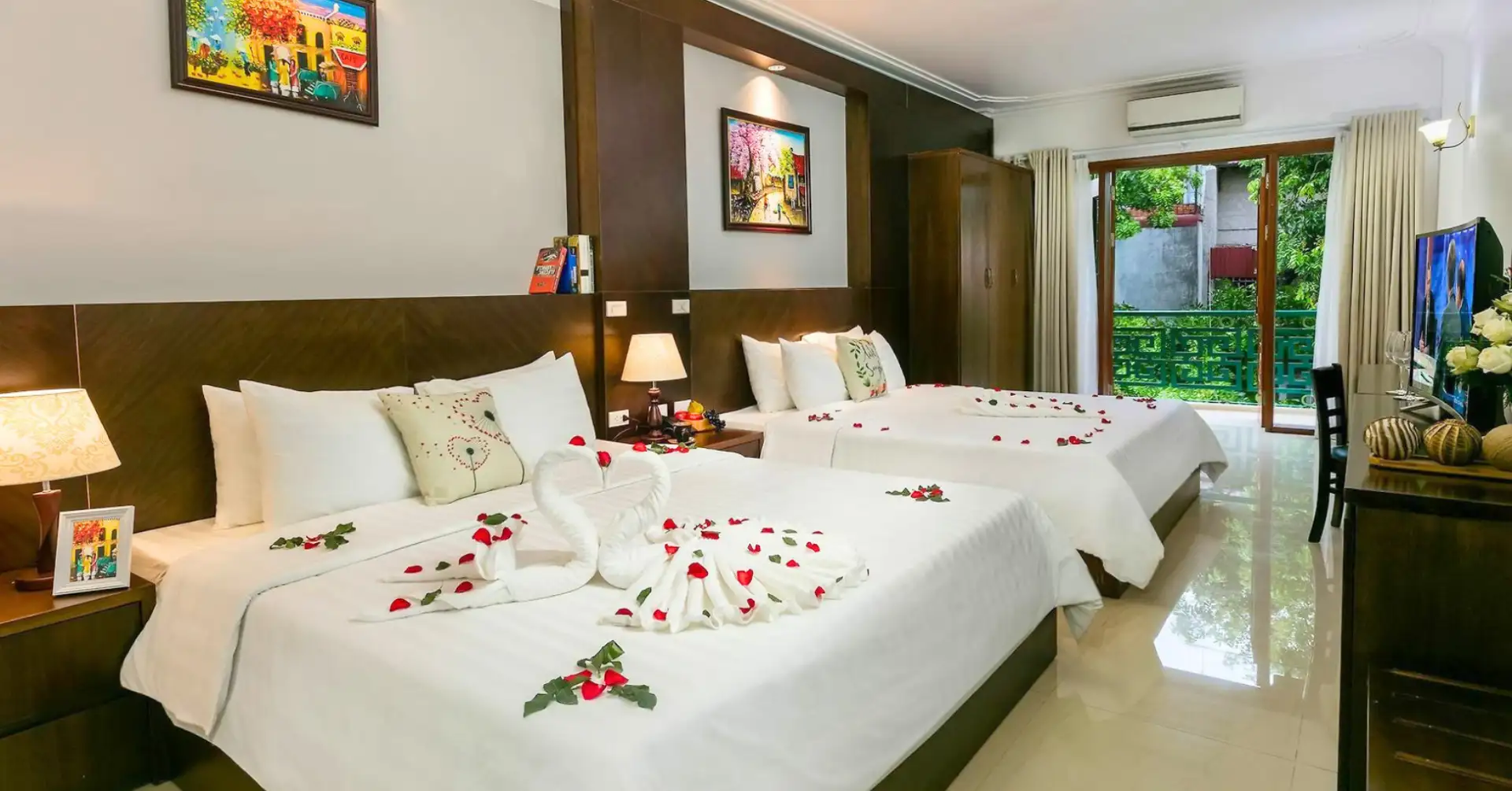 Home 9 Book Hanoi Stella Hotel Deluxe Double Room with window in Hanoi. Hotel near Hoan Kiem Lake.